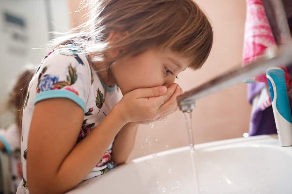 Rửa sạch miệng sau khi đánh răng là cách phòng tránh dị ứng kem đánh răng Rửa sạch miệng sau khi đánh răng là cách phòng tránh dị ứng kem đánh răng